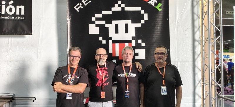 La organización del evento, junto al invitado de la charla